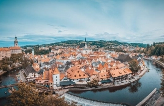Крумлов и замок Глубока из Праги 