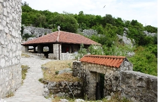 Островной монастырь Ком на Скадарском озере